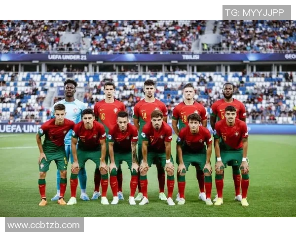 两大足球巨星巅峰对决 谁才是足坛真正的王者 两大足球巨星巅峰对决 谁才是足坛真正的王者